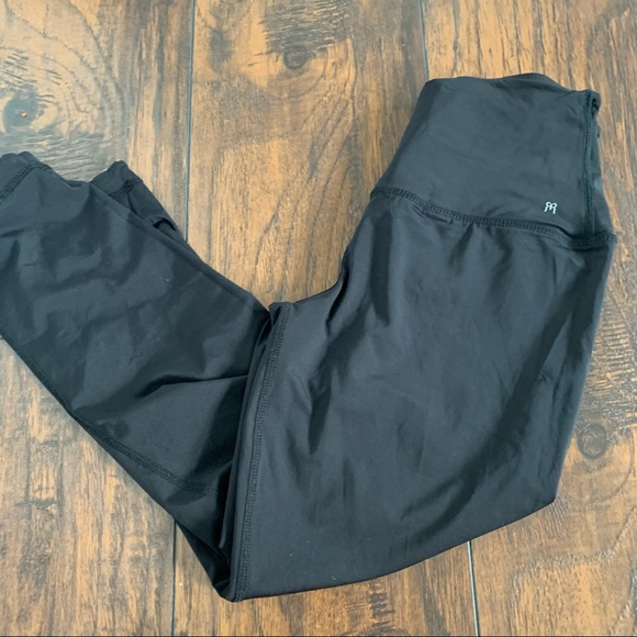 Ruby Ribbon | Reversible Floral Crop Yoga Leggings Black Activewear - Picture 4 of 10